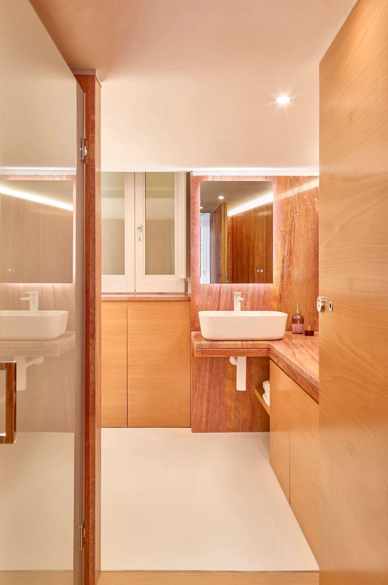 Το μπάνιο εναρμονίζεται με την αισθητική του υπόλοιπου διαμερίσματος/ Φωτογραφία: Bruno Architetture 