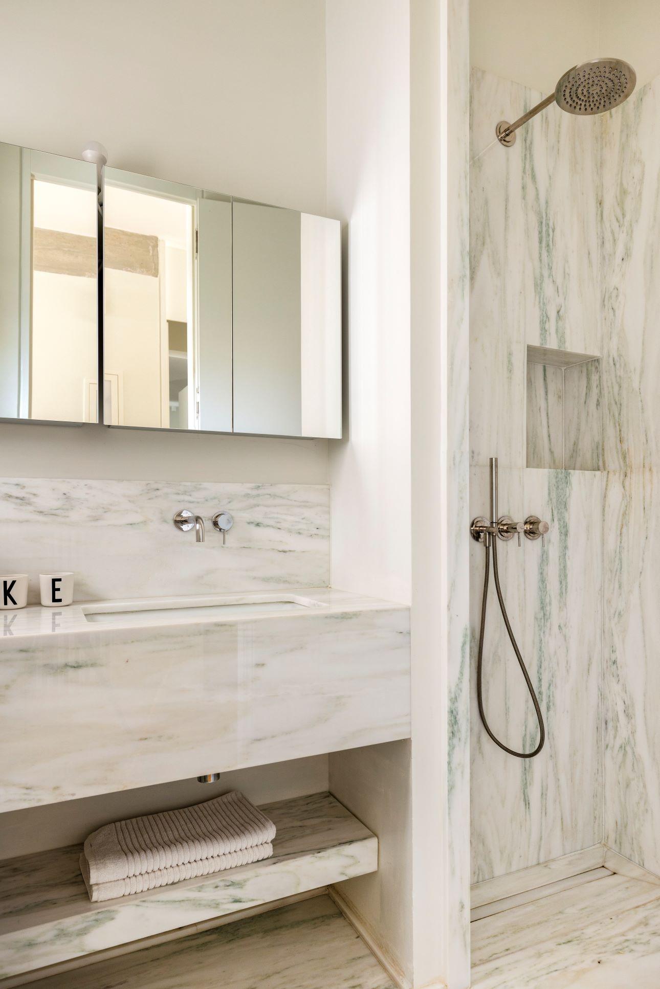 Το μαρμάρινο μπάνιου του σπιτιού εντυπωσιάζει/ Φωτογραφία: Αλίνα Λέφα  