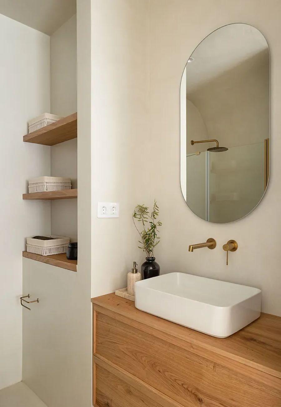 Στο μπάνιο, το μικροτσιμέντο και το φυσικό ξύλο δημιουργεί ένα ήρεμο περιβάλλον/ Φωτογραφία: Instagram/ @decaestudio  