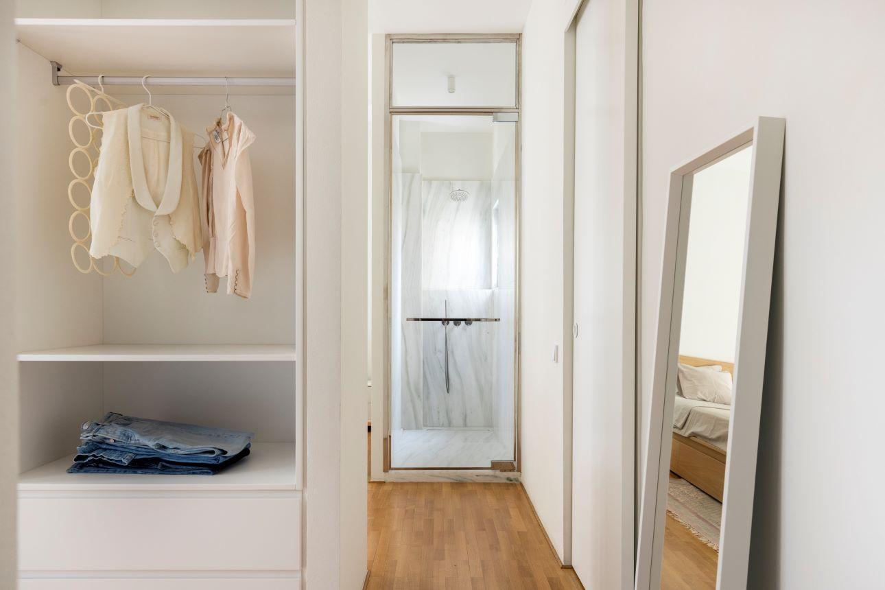 Στην κρεβατοκάμαρα ενσωματώνται τόσο ένα ensuite μπάνιο, όσο και και μια walk-in γκαρνταρόμπα/ Φωτογραφία: Αλίνα Λέφα  