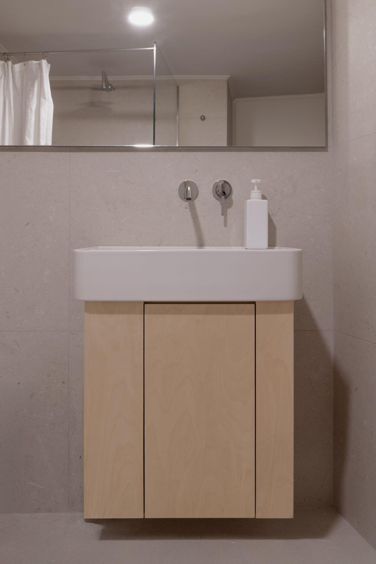 Άποψη του μπάνιου του σπιτιού/ Φωτογραφία: Βάσω Παράσχη 