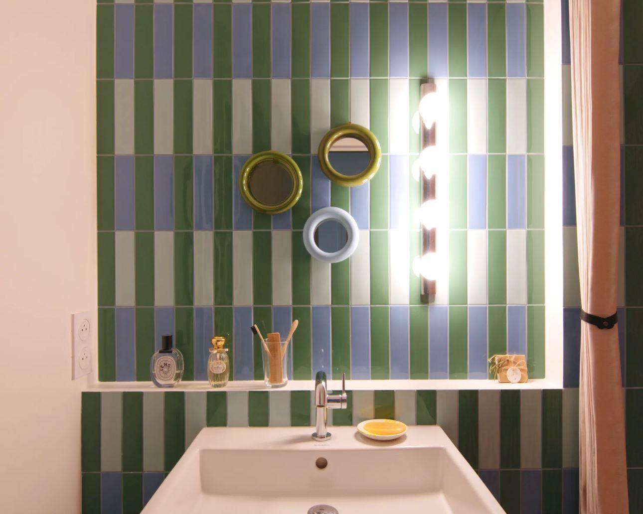 Η κατακόρυφη κατεύθυνση του μοτίβου στα πλακάκια δημιουργεί την αίσθηση μεγαλύτερου ύψους/ Φωτογραφία: Instagram/ @petitjour.architecture 