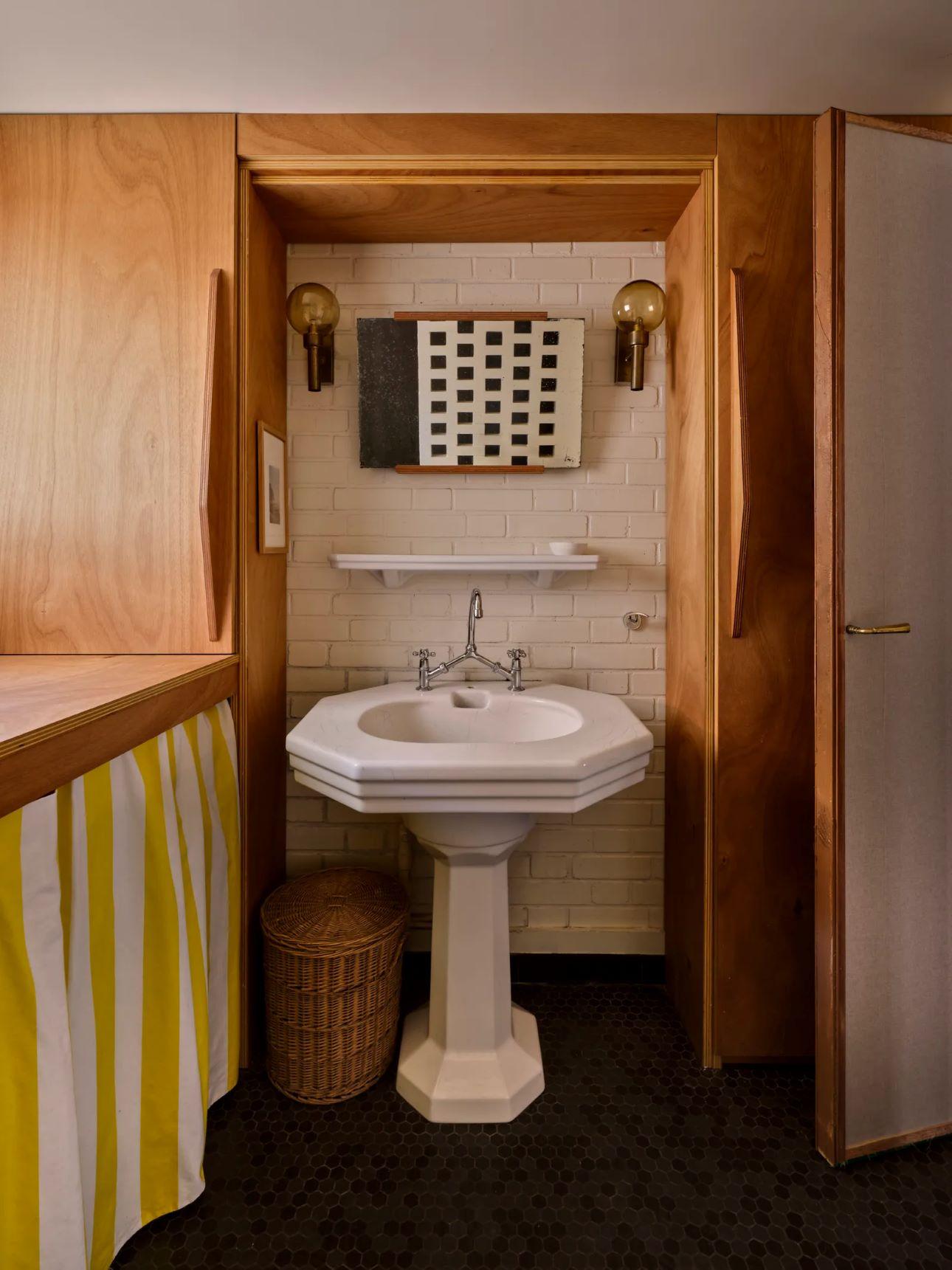 Για τον διακοσμητή, το σπίτι δεν είναι απλώς κατοικία αλλά πεδίο δοκιμών. Φωτογραφία: Louis Denavaut  