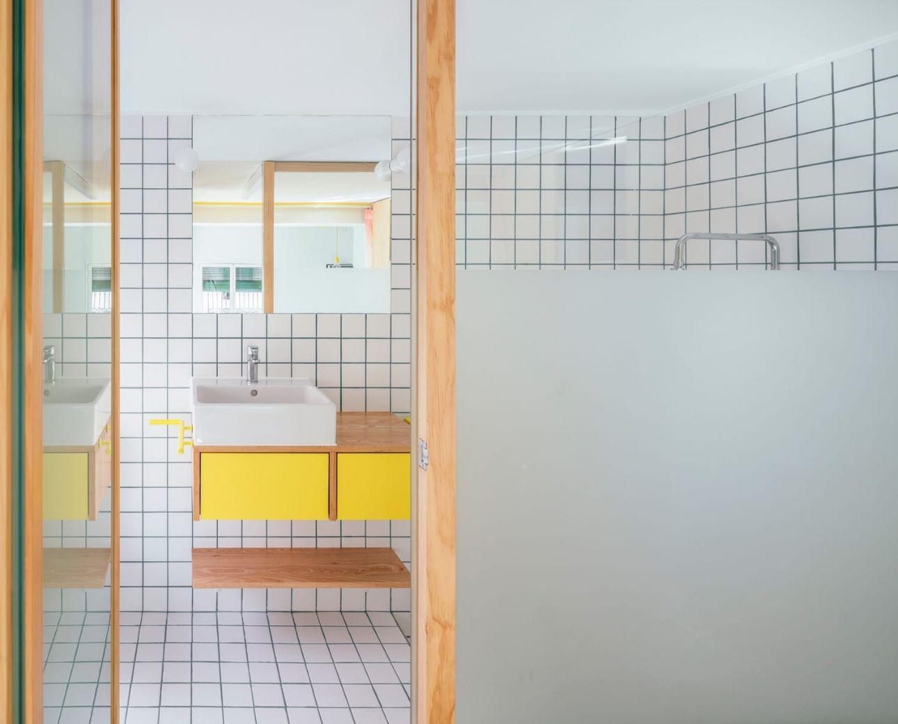 Το μπάνιο ακολουθεί εξίσου μοντέρνα γραμμή/ Φωτογραφία: Elii Architecture Office