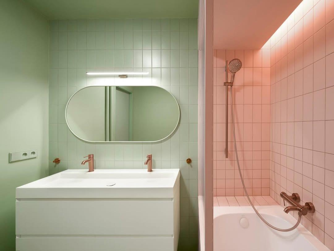 Το μπάνιο σε παστέλ ροζ και πράσινες αποχρώσεις/ Φωτογραφία: Instagram/ @b2architecture.eu