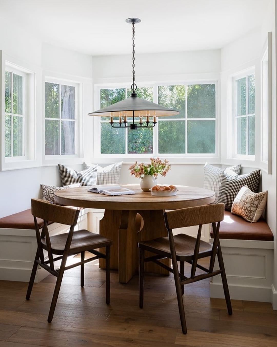 Η δημοφιλία του δεν είναι τυχαία. Το banquette ανταποκρίνεται σε πραγματικές ανάγκες της σύγχρονης κατοικίας, σημειώνει ο interior designer/ Φωτογραφία: Instagram/ @twigandoaldesign