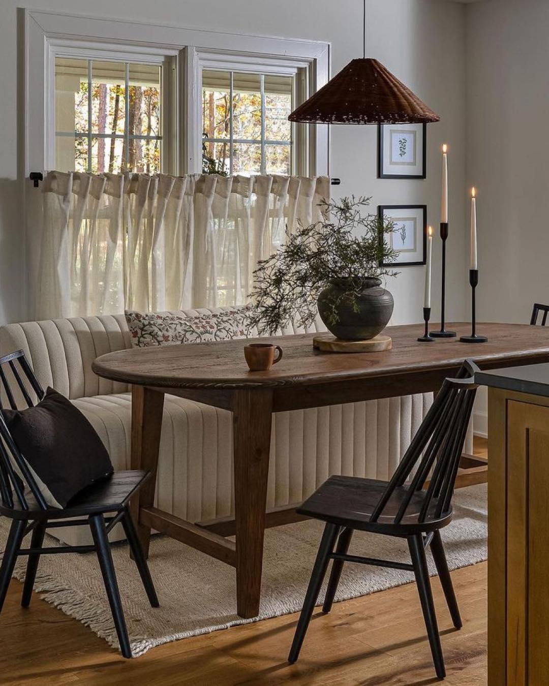 Το banquette έρχεται να δώσει μια πιο ζεστή, οικεία και ταυτόχρονα σχεδιαστικά ενδιαφέρουσα πρόταση/ Φωτογραφία: Instagram/ @kathrynlimyinteriors