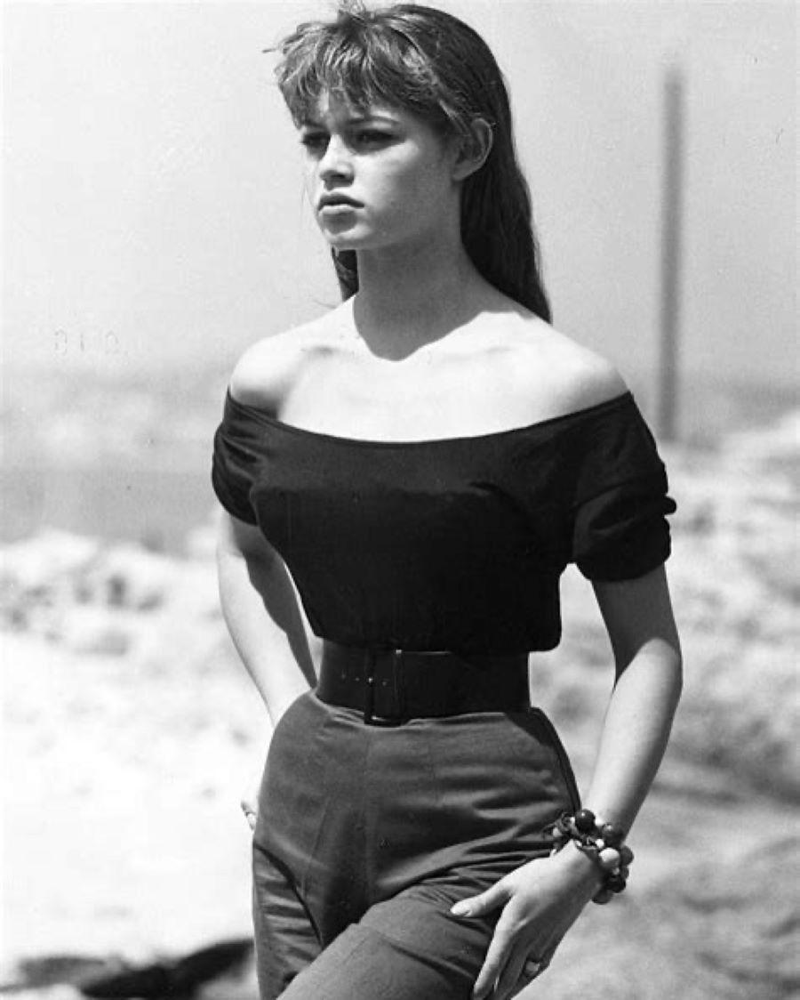 Το μπλουζάκι στη λαιμόκοψη που ονομάστηκε Μπαρντό/ Φωτογραφία: Instagram/ @misshenryboutique 