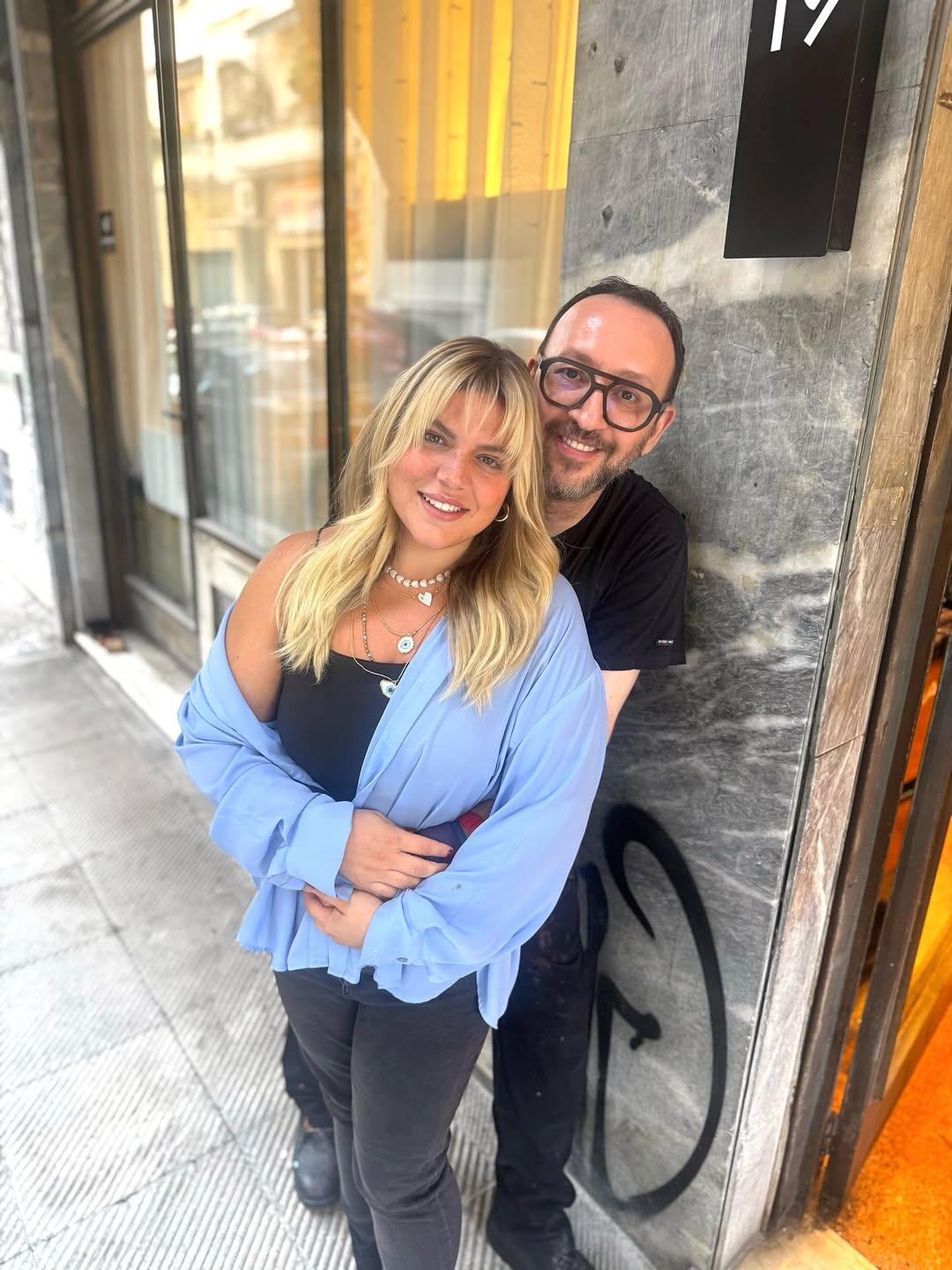 Η Δανάη Μπάρκα με τον hair colorist Νικόλα Βιλιώτη/ Φωτογραφία: Instagram/ @danai_barka  