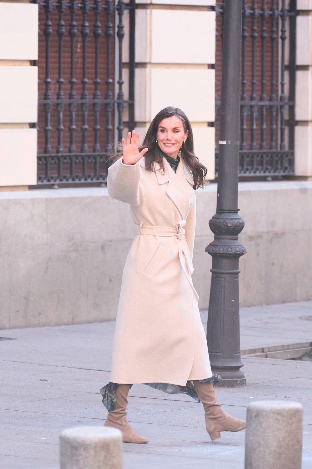 Η βασίλισσα Λετίθια με λευκό παλτό/Φωτογραφία: Profimedia 