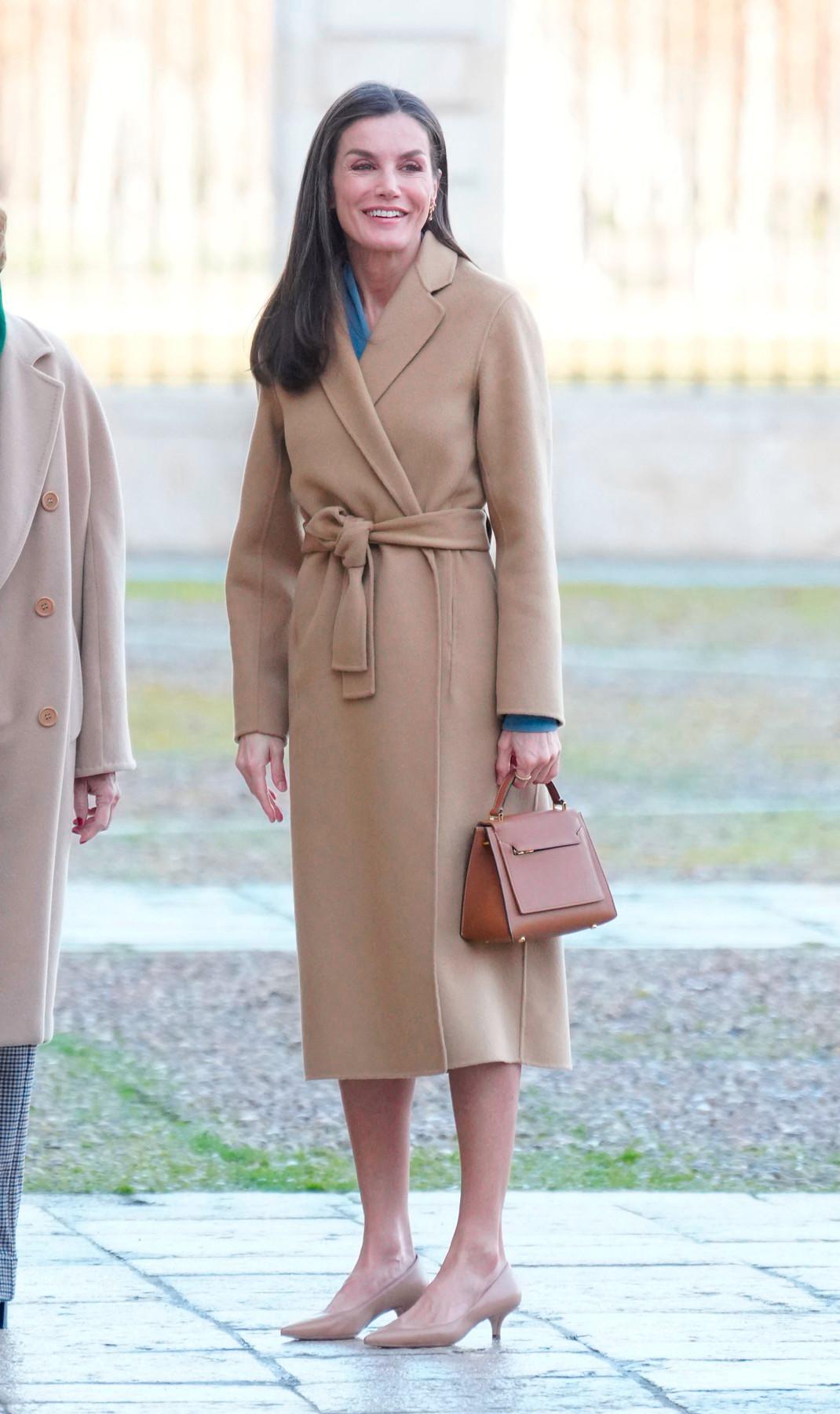 Η βασίλισσα Λετίθια με κάμελ παλτό/Φωτογραφία: AGENCE / Bestimage / Profimedia