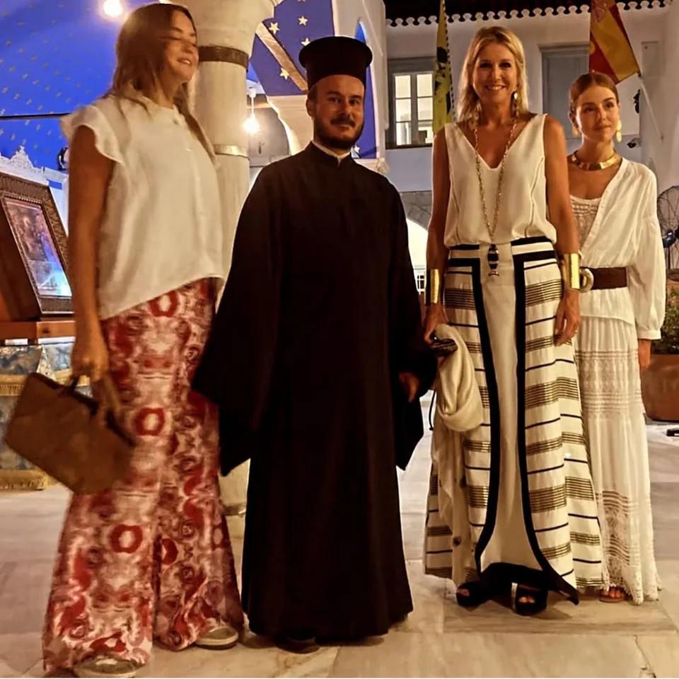 Η βασίλισσα Μαξίμα με τις κόρες της και τον ιερέα Γρηγόριο Νανακούδη στις Σπέτσες