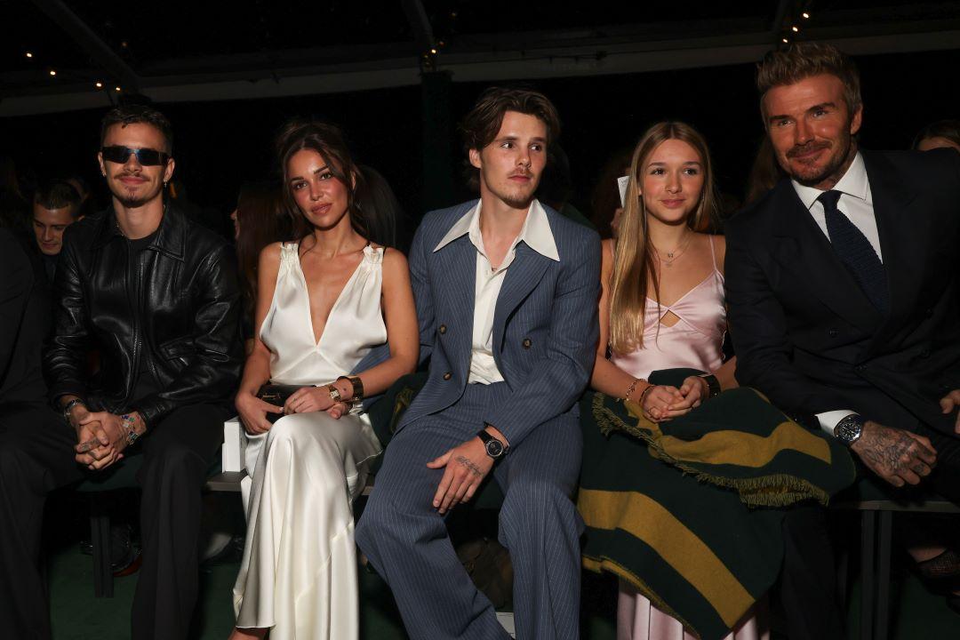 Από το fashion show στο Παρίσι έλειπε ο γιος της ΜΠρούκλιν και η σύζυγος του Νικολά