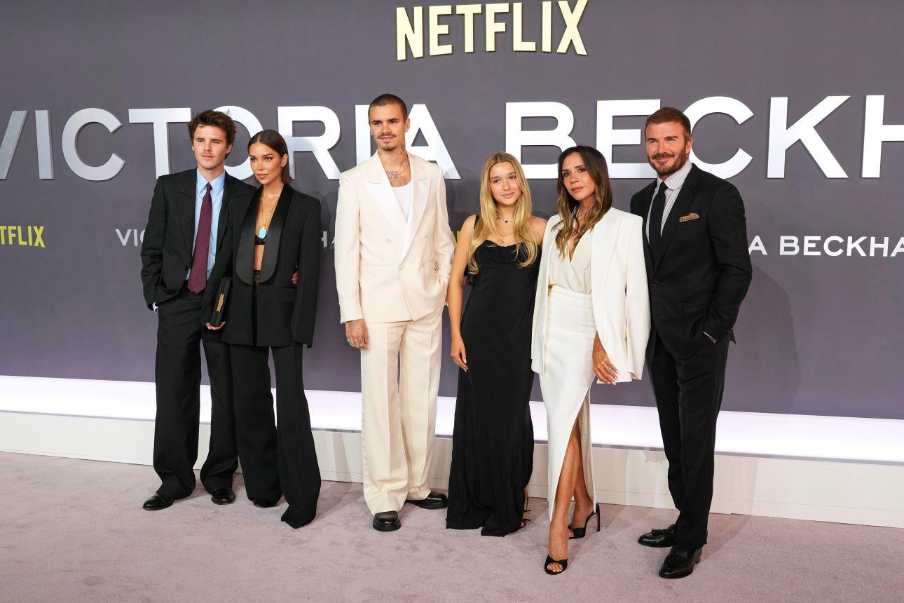 Ο Cruz Beckham, από αριστερά, η σύζυγός του, Jackie Apostel, ο Romeo Beckham, η Harper Beckham, η Victoria Beckham και ο David Beckham ποζάρουν για τους φωτογράφους κατά την άφιξή τους στην πρεμιέρα της τηλεοπτικής σειράς «Victoria Beckham» στο Λονδίνο/ Φωτογραφία: AP