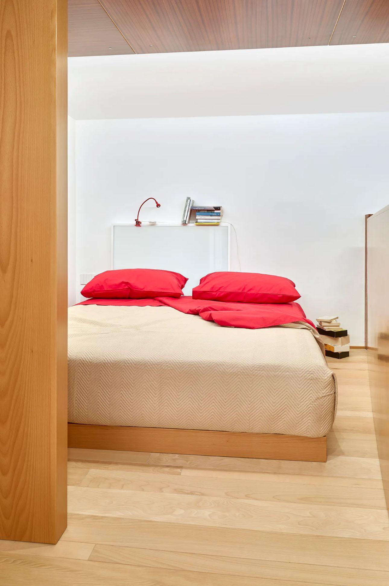 Το υπνοδωμάτιο βρίσκεται στον επάνω χώρο, ο οποίος έχει ύψος μόλις 1,9 μέτρα/ Φωτογραφία: Bruno Architetture 