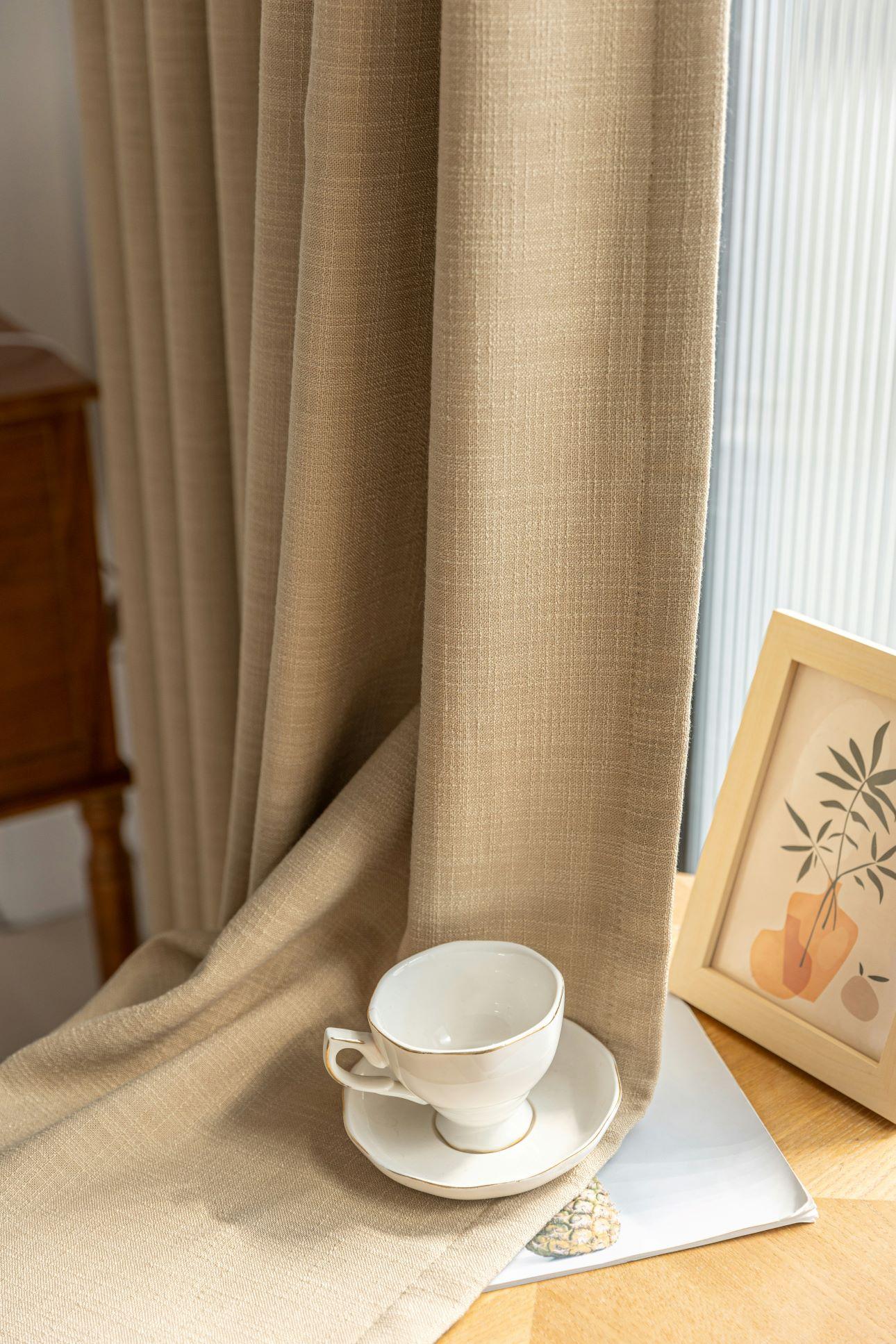 Κουρτίνα σε γήινους τόνους/ Φωτογραφία: Unsplash