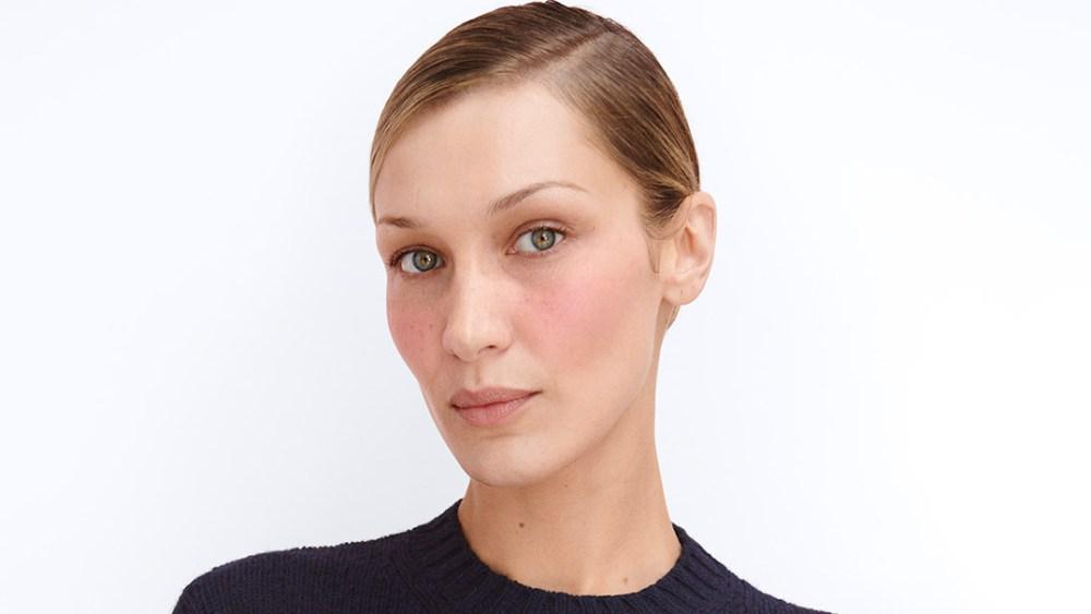 Η πρώτη φωτογραφία της Μπέλα Χαντίντ που έδωσε επισήμως στη δημοσιότητα ο οίκος Prada Beauty.