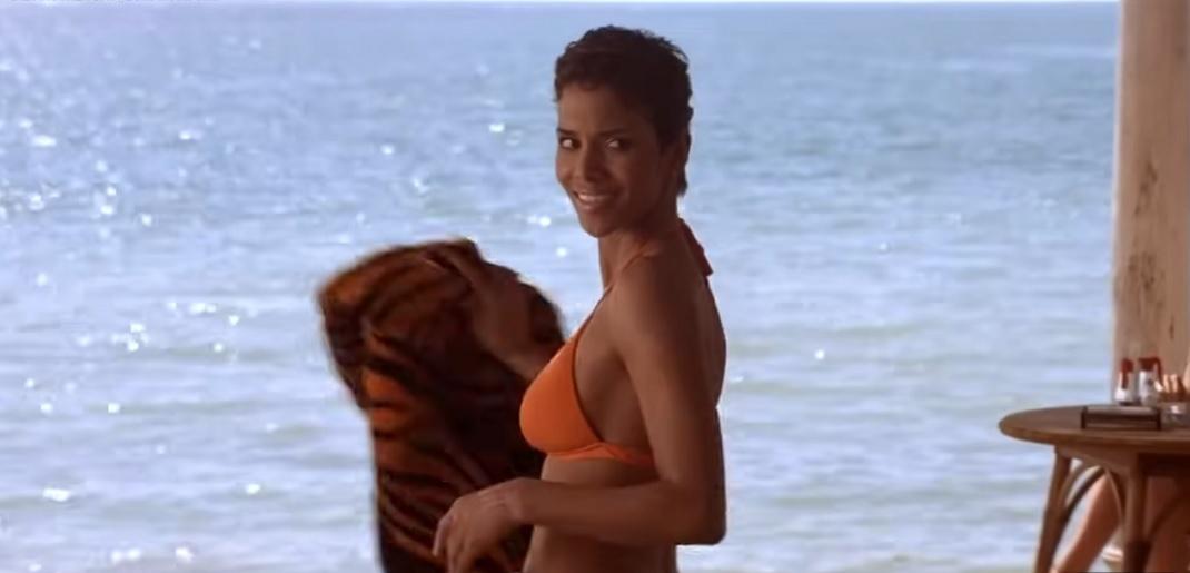 Η Χάλι Μπέρι με το μπικίνι στην ταινία «Die Another Day»/Φωτογραφία Youtube