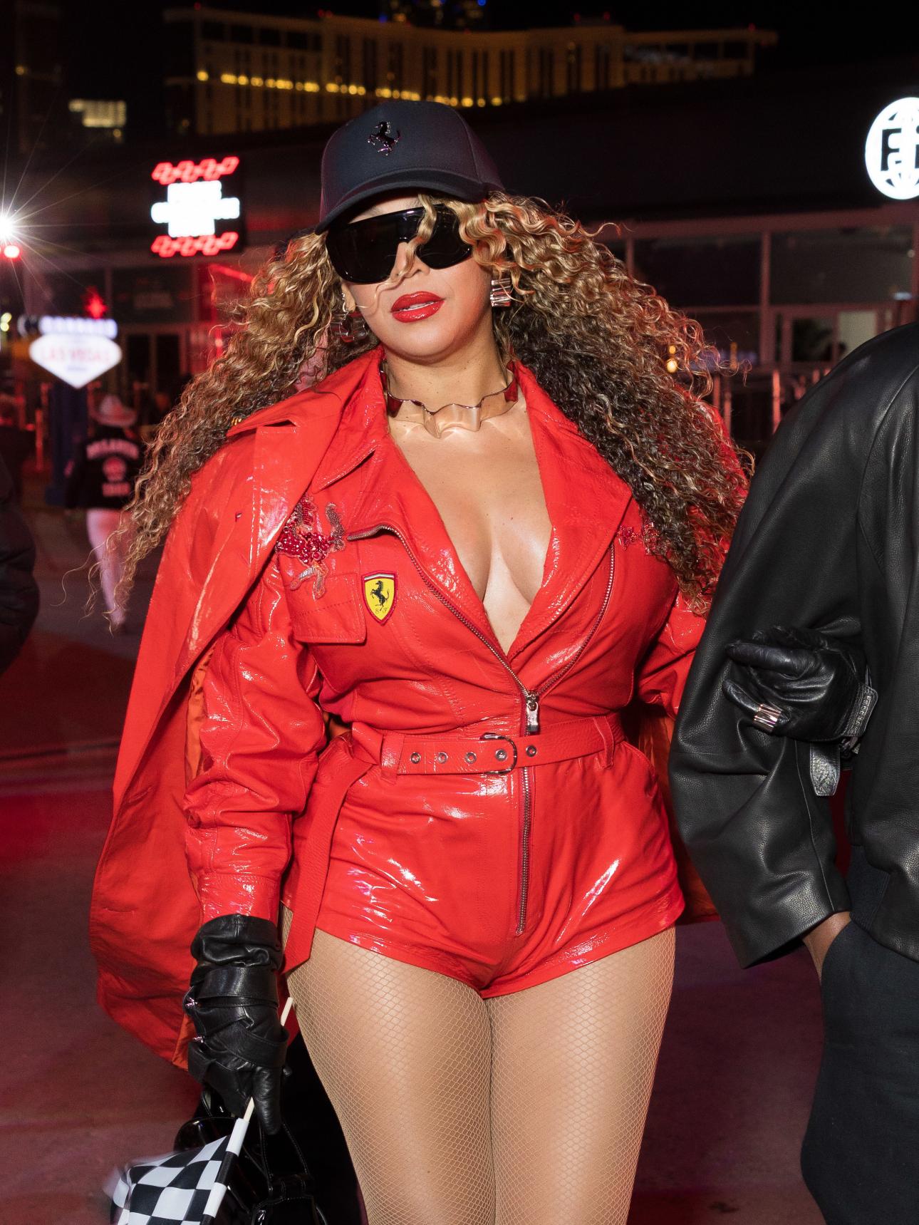  Η Beyoncé στο Grand Prix του Λας Βέγκας με κατακόκκινο Ferrari look. 