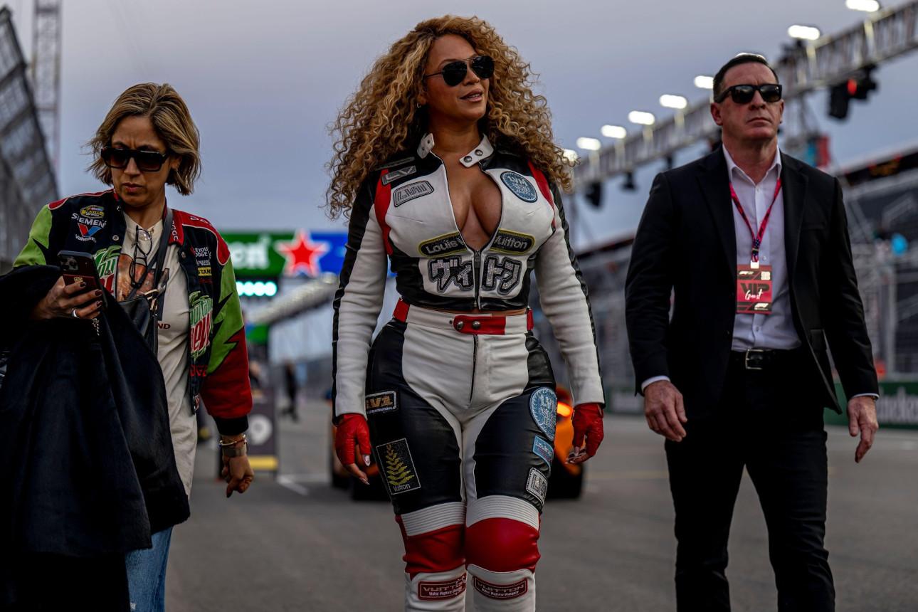  Η Beyoncé με δερμάτινη ολόσωμη φόρμα Louis Vuitton στο Grand Prix του Λας Βέγκας. 