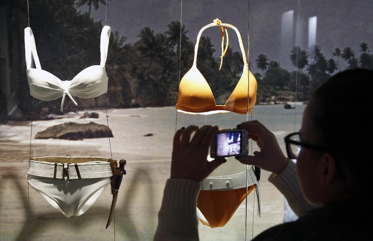 Tα μπικίνι που φορούσαν η Ούρσουλα Άντρες και η Χάλι Μπέρι/Φωτογραφία Getty Images 