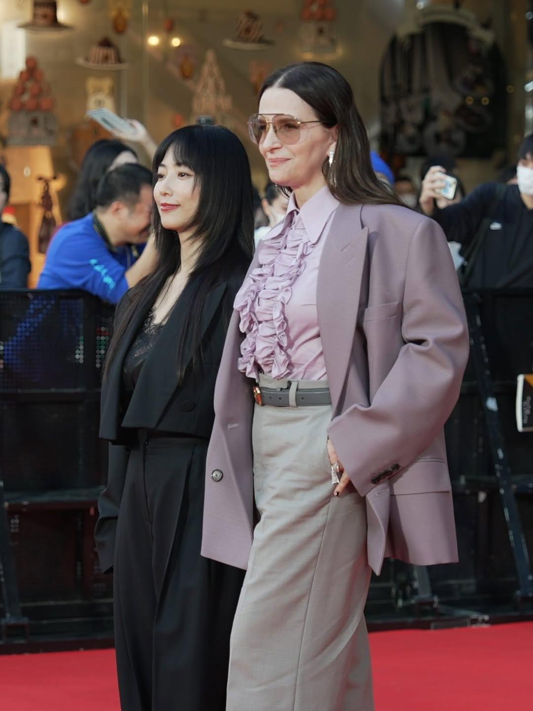 Η Ζιλιέτ Μπινός με κοστούμι αντί για φόρεμα στο κόκκινο χαλί/ Φωτογραφία: Instagram/ @megumi1818 