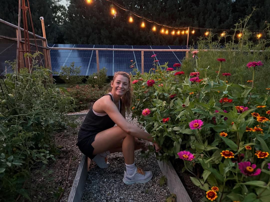  Η Blake Lively  στον κήπο της/ Φωτογραφία: Instagram/ @blakelively