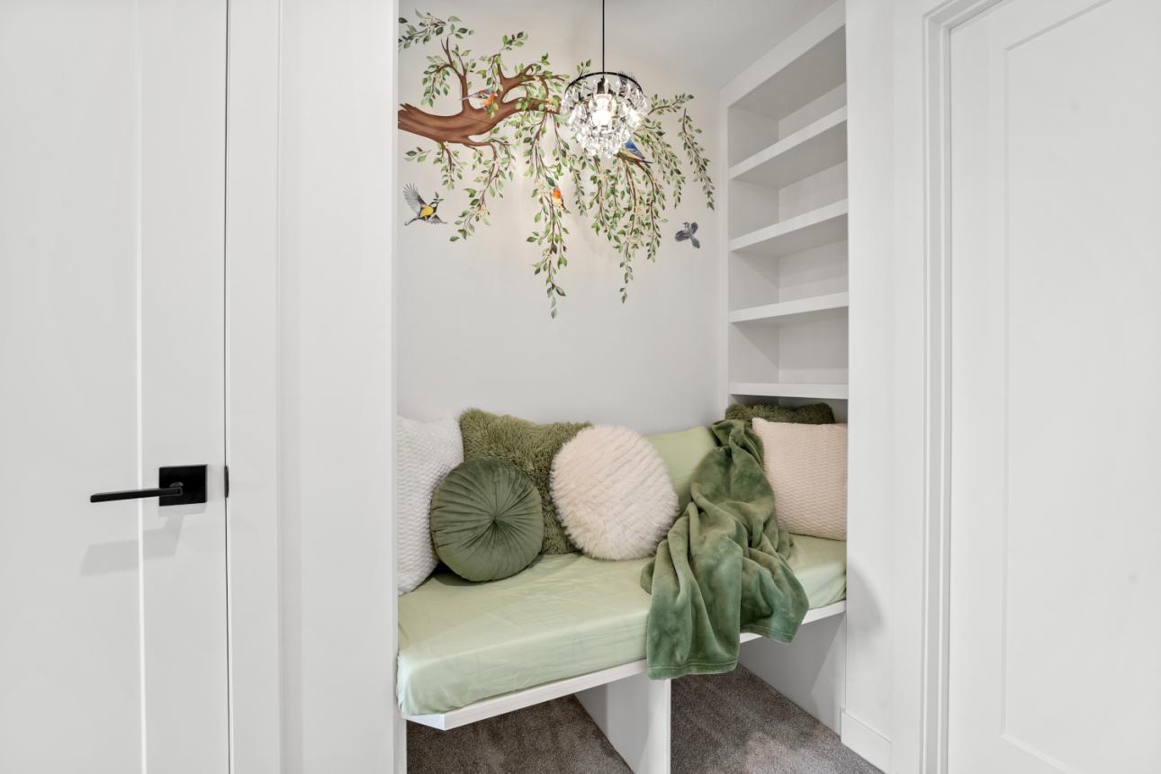  Διπλωμένες ή απλωμένες, οι κουβέρτες μπορούν να αποθηκευτούν έξυπνα πάνω στα έπιπλα./Φωτογραφία: Shutterstock