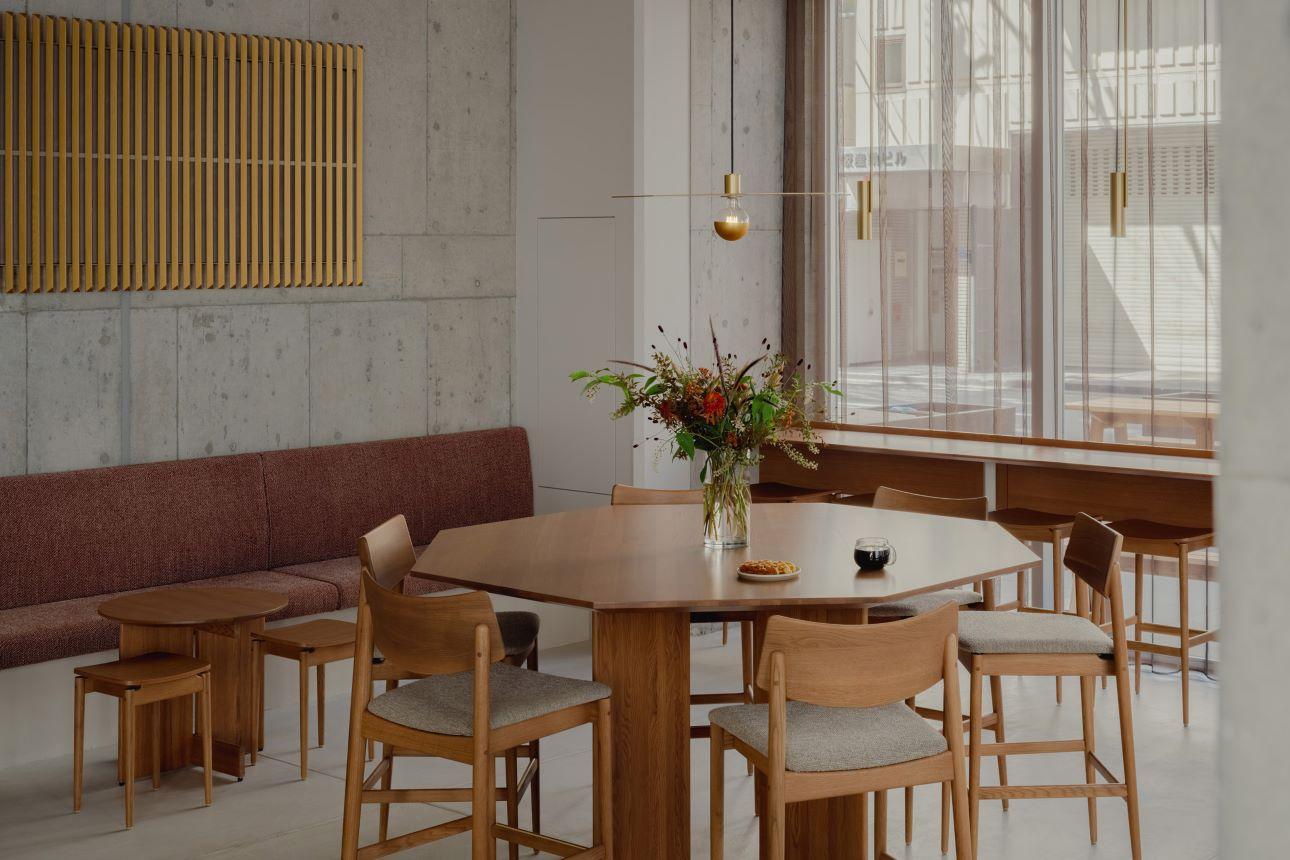 Ο Keiji Ashizawa είπε ότι «οι αξέχαστοι χώροι δεν είναι απαραίτητα εκείνοι με τις πιο δυνατές δηλώσεις», όπως αυτή η καφετέρια Blue Bottle Coffee στο Οσάκα της Ιαπωνίας. 