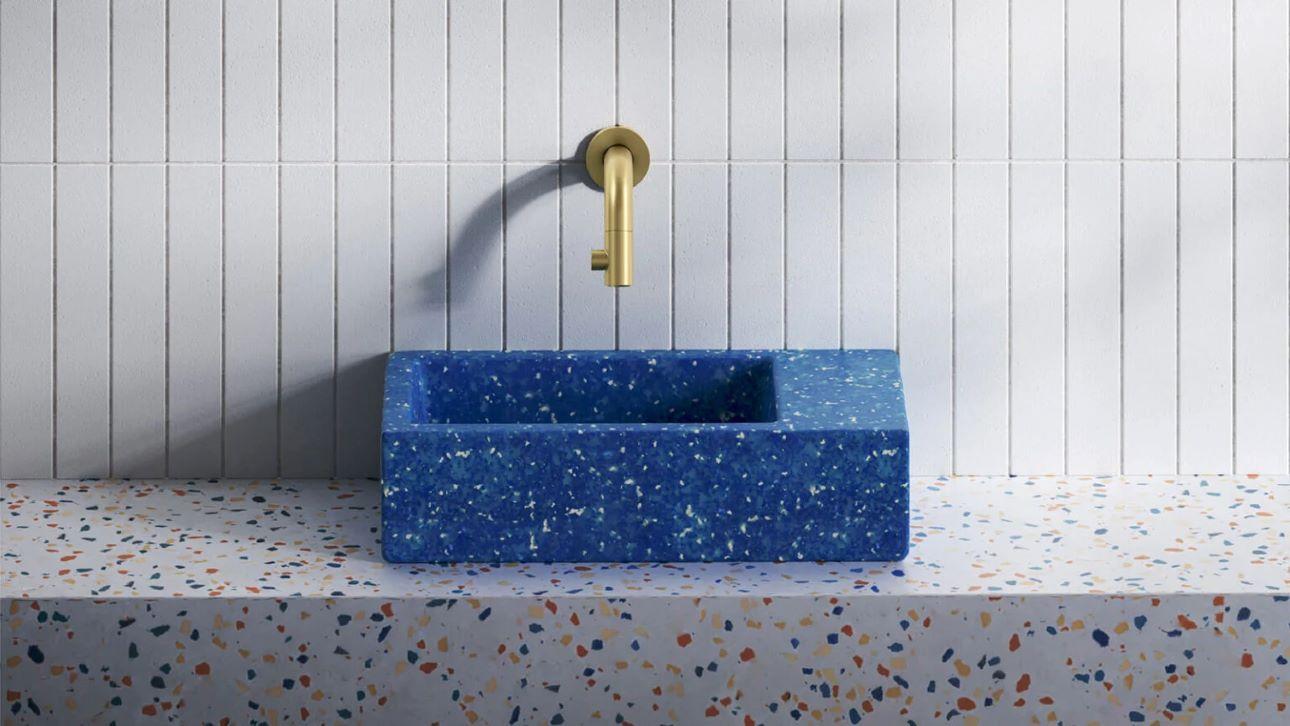 Νιπτήρας με terrazzo σε ακούρο μπλε, συνδυασμένος με πάγκο με terrazzo σε φωτεινούς τόνους/ Φωτογραφία:Azure