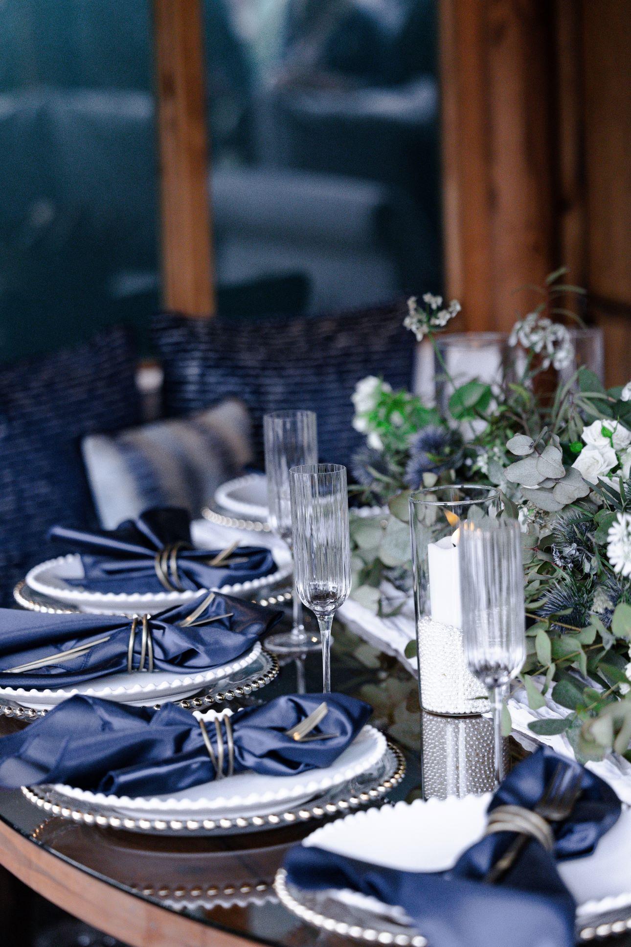 Γιορτινό τραπέζι σε τόνους του μπλε και του λευκού/ Φωτογραφία: Shutterstock