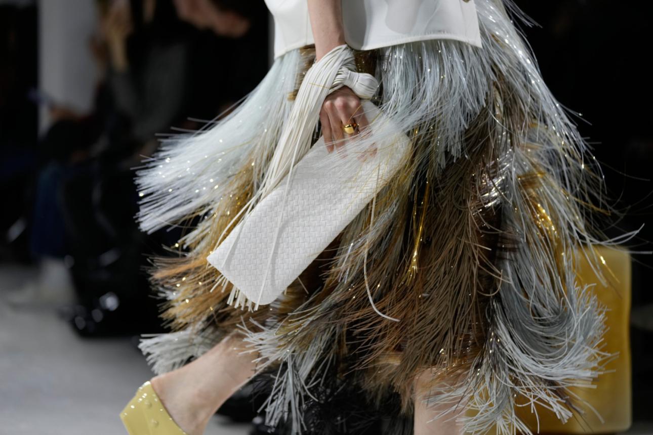 Τσάντα με κρόσσια από την επίδειξη της Bottega Veneta/Φωτογραφία: AP 