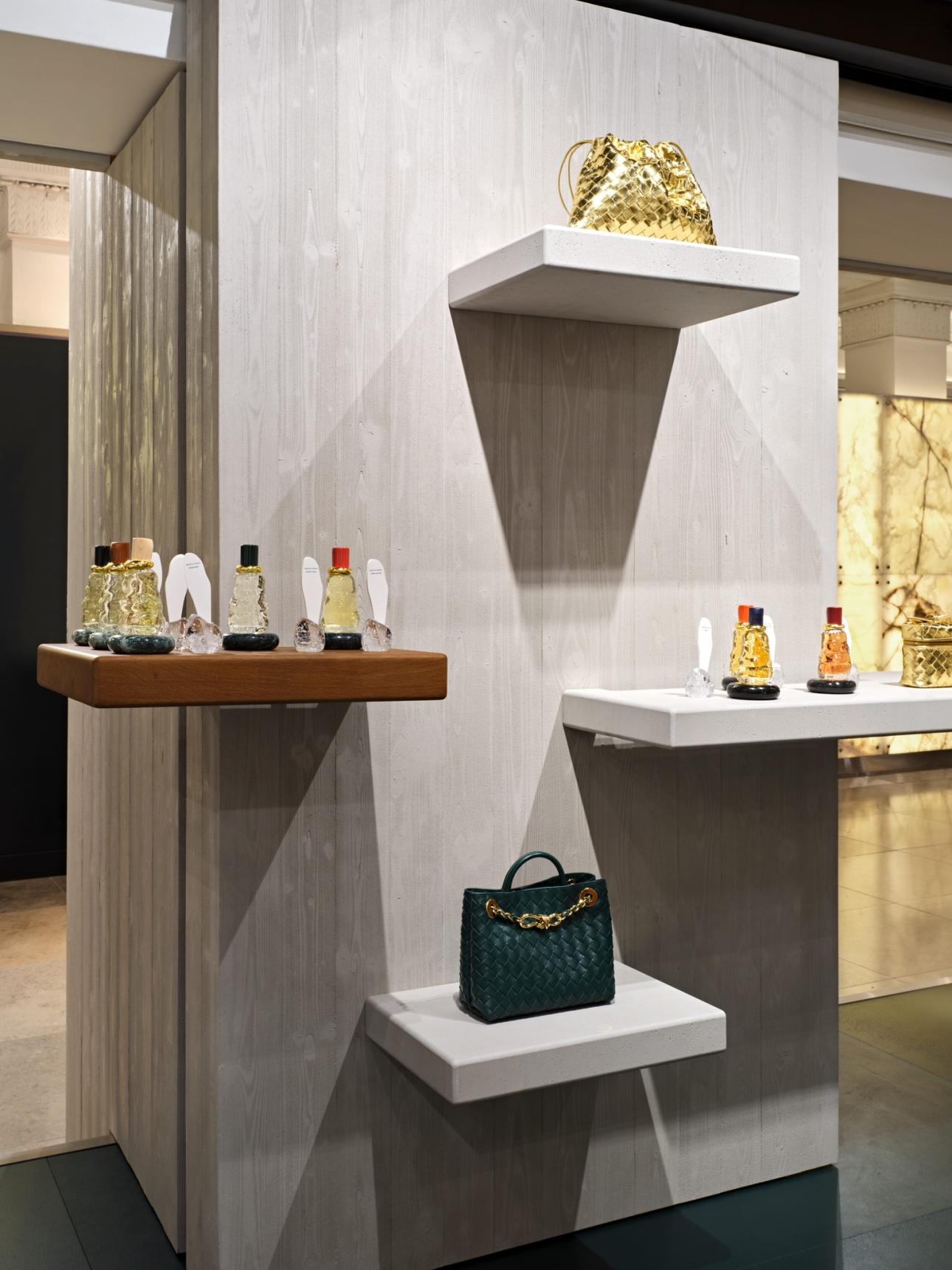 Emerald & Barolo vibes: Η νέα capsule συλλογή της Bottega Veneta φέρνει το φθινόπωρο στο Λονδίνο.