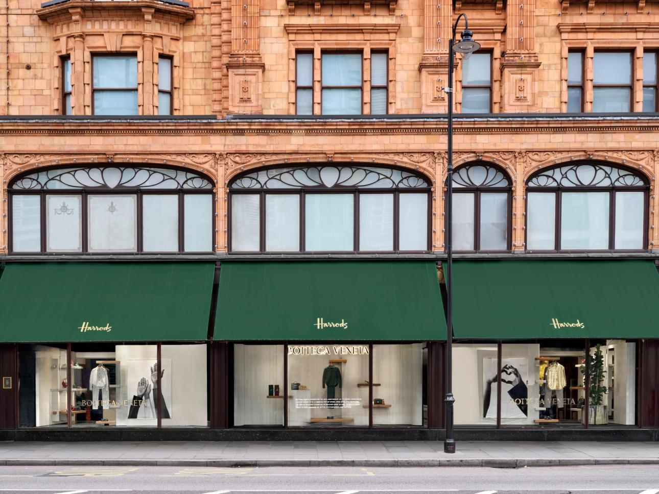 Η Bottega Veneta γιορτάζει 50 χρόνια κομψότητας με ένα εντυπωσιακό pop-up στο Harrods.