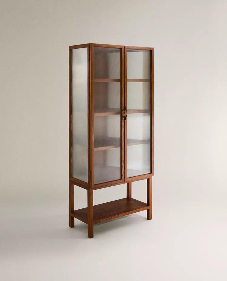  Μπουφές με γυάλινη βιτρίνα από τα Zara Home/ Φωτογραφία: Zara Home 
