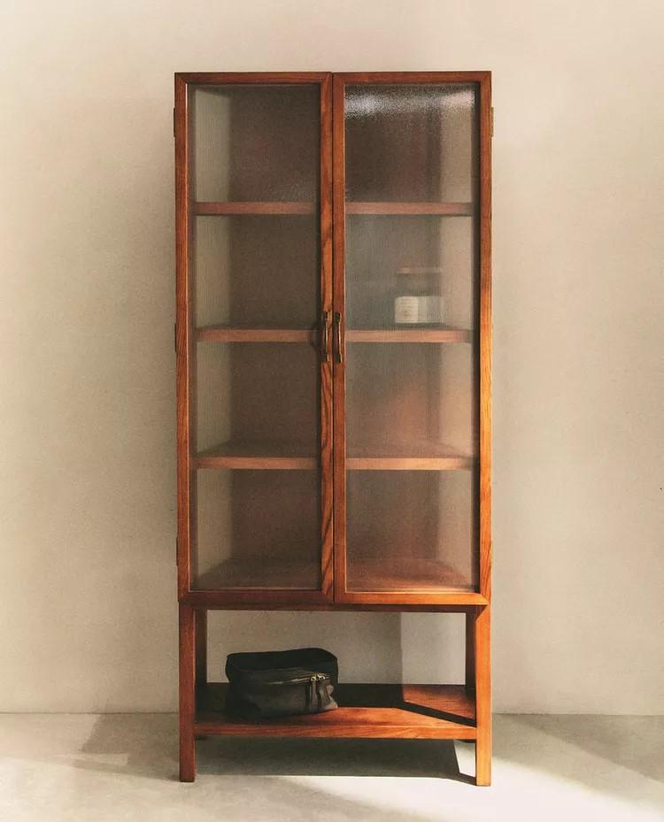 Μπουφές με γυάλινη βιτρίνα από τα Zara Home/ Φωτογραφία: Zara Home