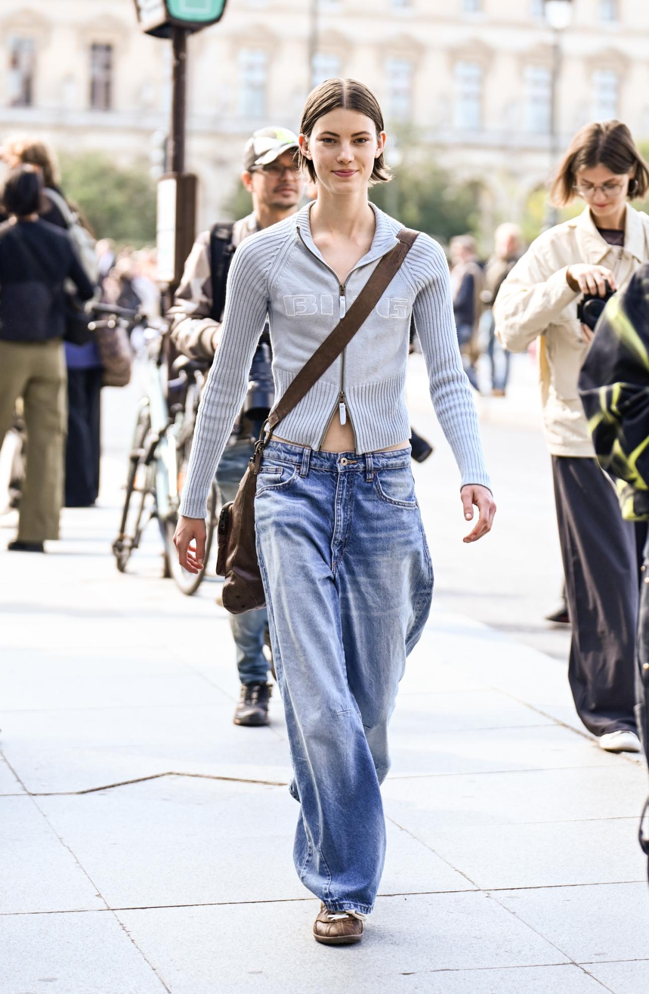  Boyfriend τζιν με sneakers/Φωτογραφία: Getty 