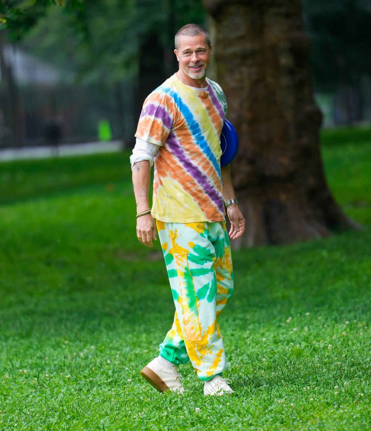 Ο Μπραντ με σετ σε tie-dye αποχρώσεις/ Φωτογραφία: The Image Direct / Profimedia