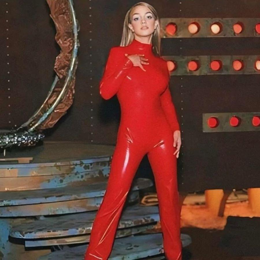 Η Μπρίτνεϊ Σπίαρς με την κόκκινη ολόσωμη φόρμα/ Φωτογραφία: Instagram/ @00sblonde