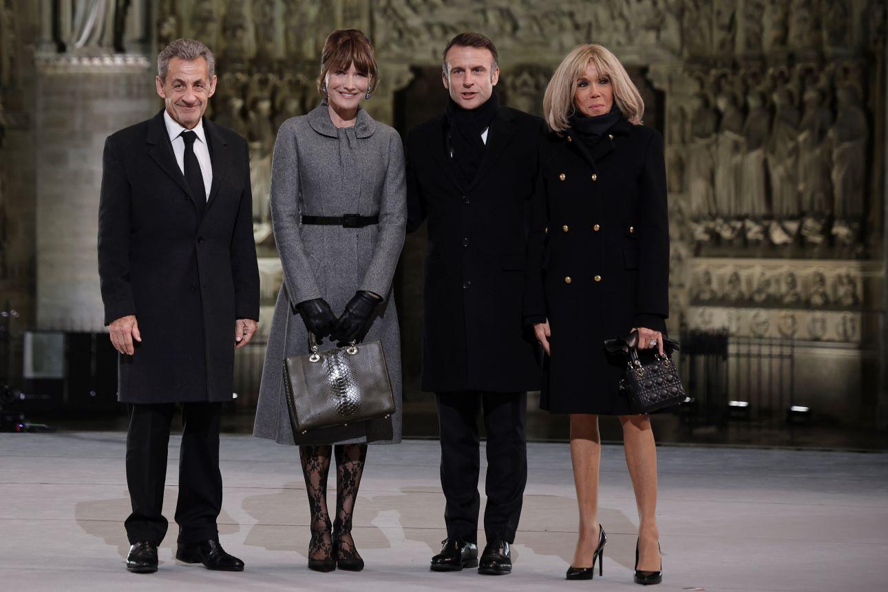 Η Κάρλα Μπρούνι και ο Νικολά Σαρκοζί μαζί με τον Εμανουέλ Μακρόν, νυν πρόεδρο της Γαλλίας, και τη σύζυγό του, Μπριζίτ/ Φωτογραφία: AP