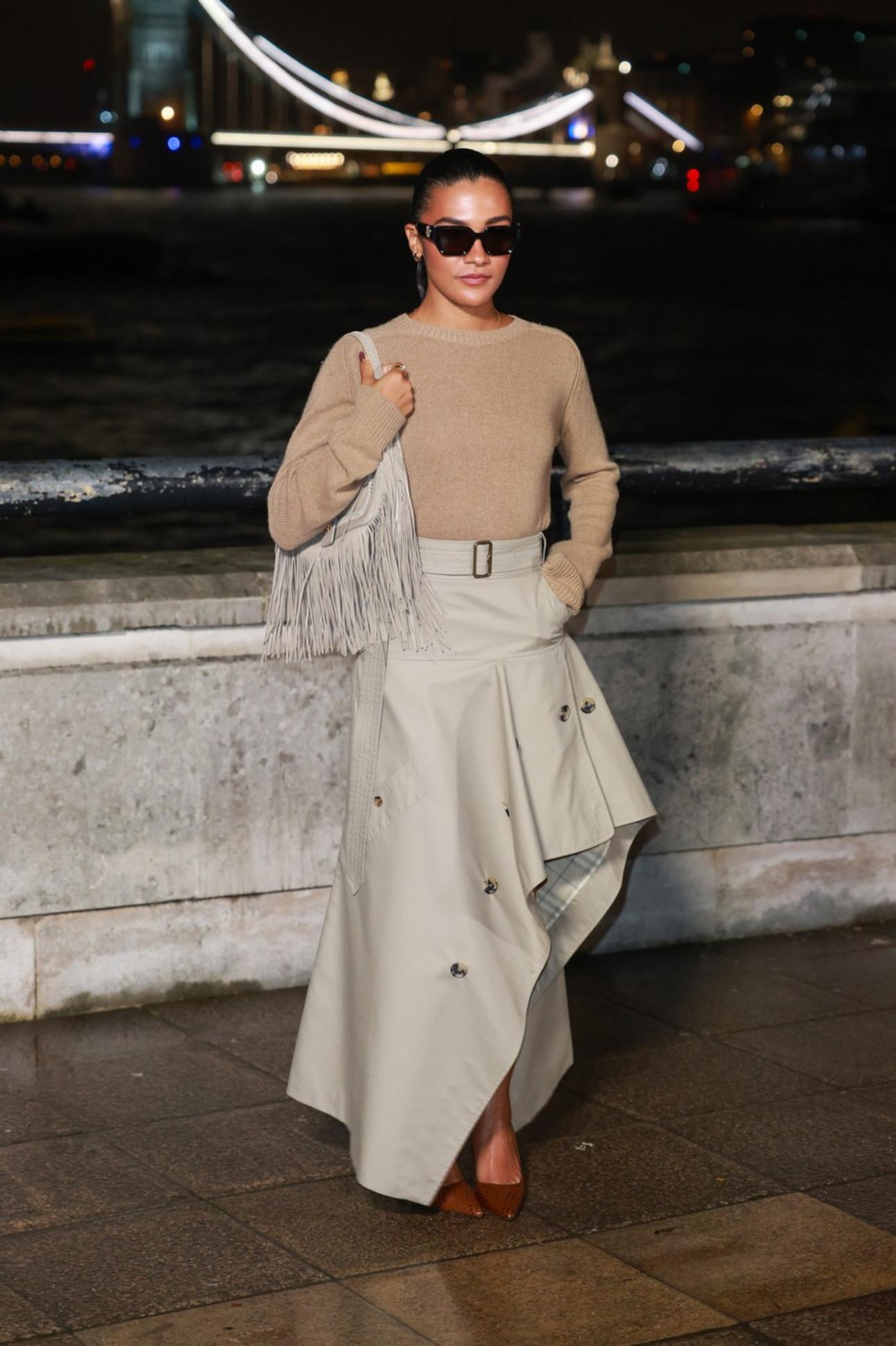 H Ολίβια Ντιν μετατρέπει τη καμπαρντίνα σε ασύμμετρη φούστα/Φωτογραφία: Profimedia