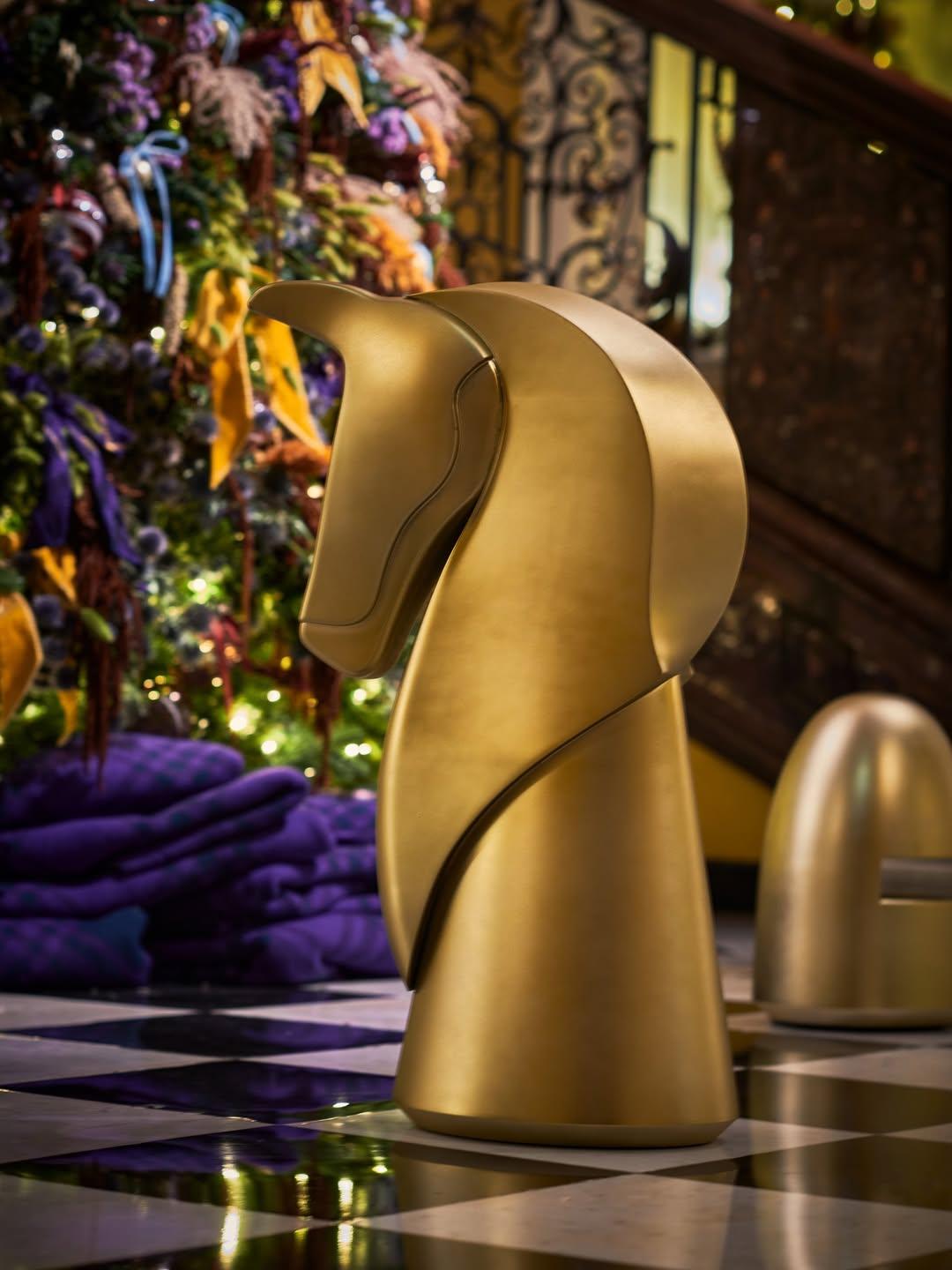 Λεπτομέρεια από τον στολισμό του δέντρου/ Courtesy of Burberry