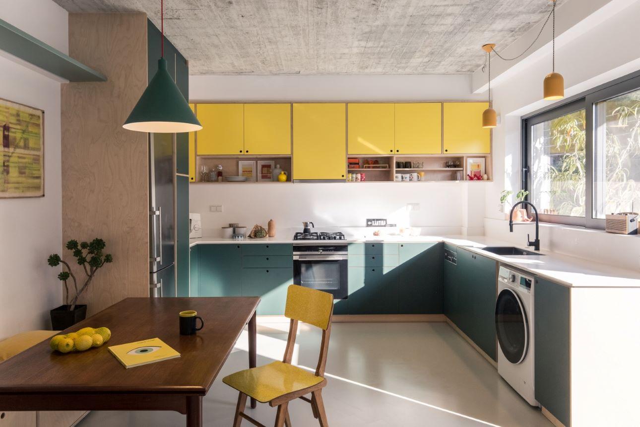 Στην κουζίνα, τα ξύλινα ντουλάπια αποκτούν χρώμα/ Φωτογραφία: Βασίλης Θανόπουλος  