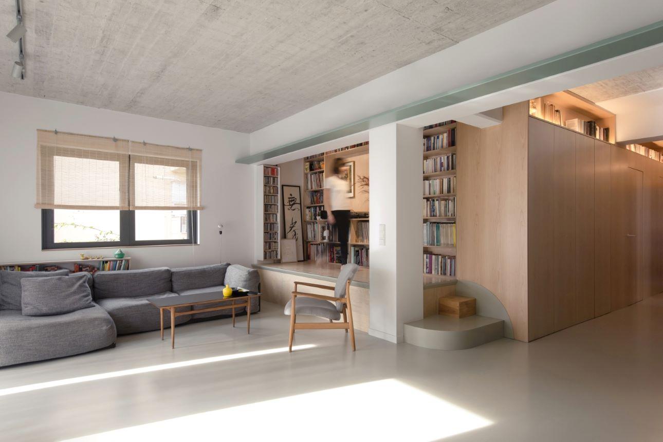 Ο χώρος του σαλονιού, δίπλα στην κατασκευή του ξύλινου «κουτιού»/ Φωτογραφία: Βασίλης Θανόπουλος   