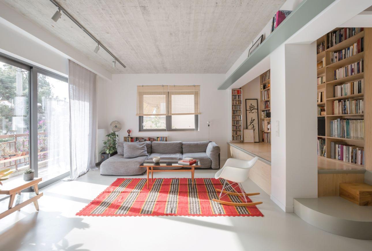 Η οροφή από εμφανές μπετόν δένει αρμονικά με τη σύγχρονη ανακαίνιση/ Φωτογραφία: Βασίλης Θανόπουλος