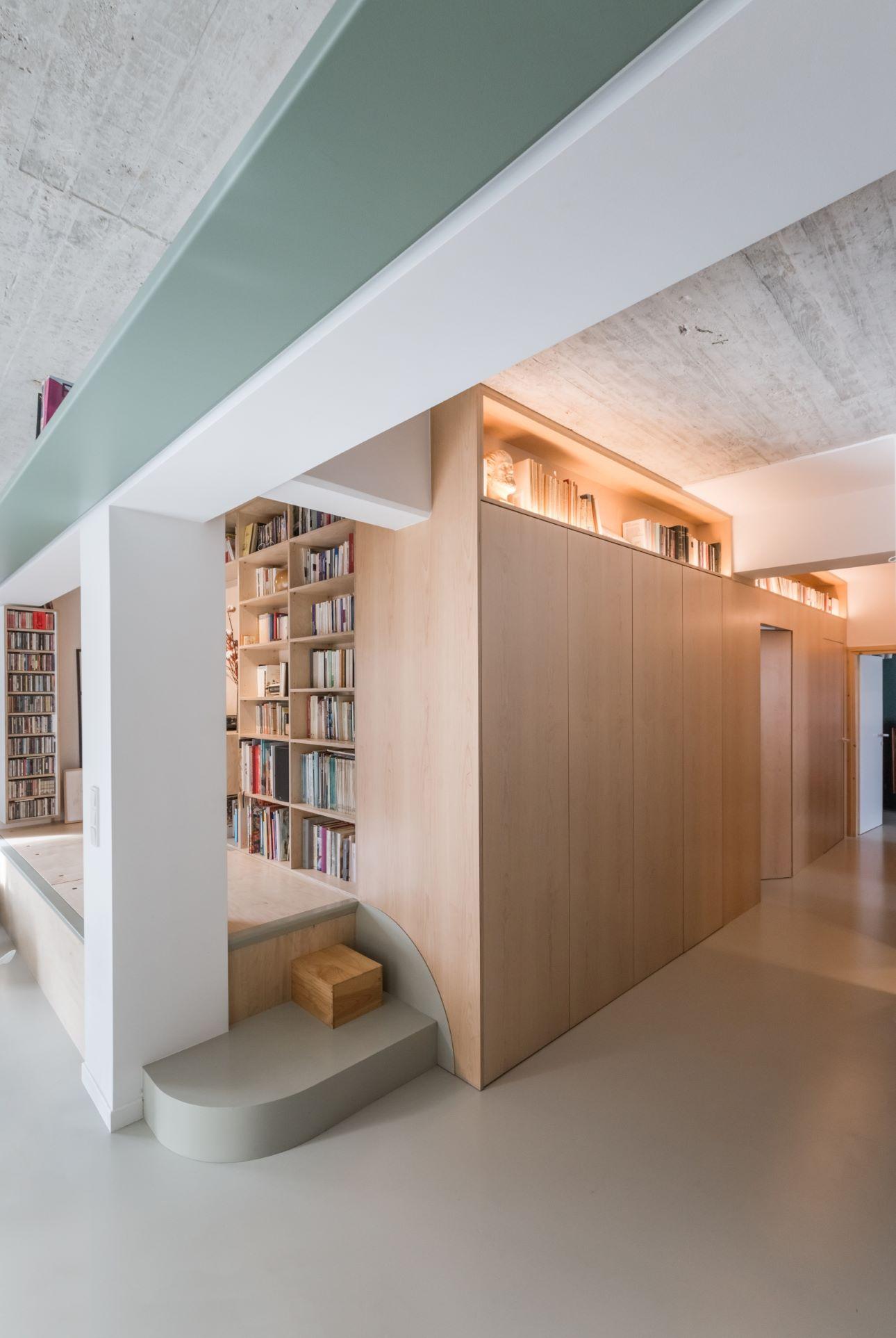 Το ξύλινο «κουτί» που φιλοξενεί τα υπνοδωμάτια και λειτουργεί σαν ραχοκοκαλιά του διαμερίσματος/ Φωτογραφία: Βασίλης Θανόπουλος   