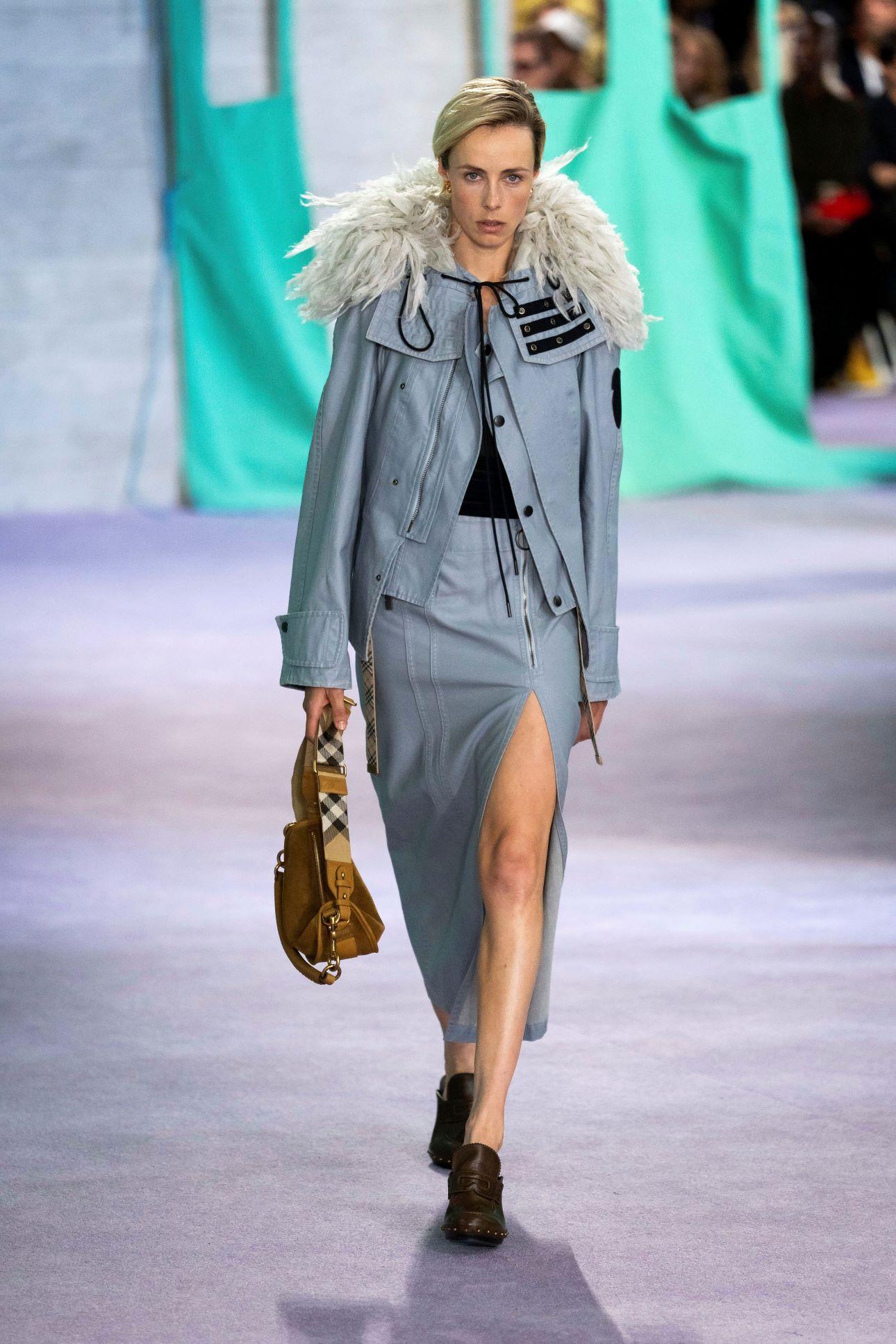 Η Edie Campbell σε επίδειξη μόδας του οίκου Burberry το 2024/ Φωτογραφία: AP