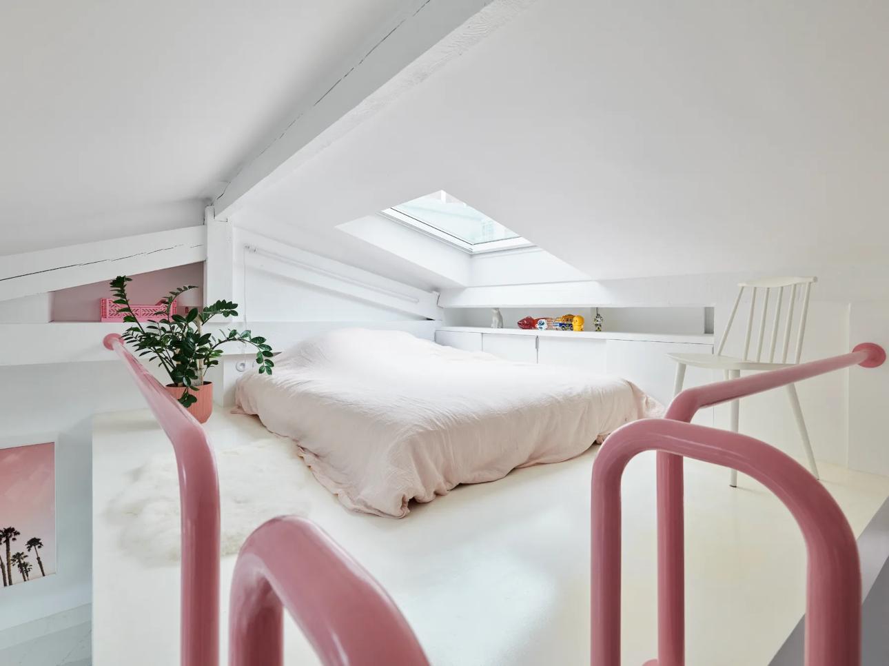 Η πρόσβαση στο guest room γίνεται μέσω μιας μινιμαλιστικής σκάλας τύπου πισίνας  -βαμμένη ροζ, φυσικά  -και ο χώρος έχει σχεδιαστεί με γνώμονα την απλότητα, φιλοξενώντας ένα μεγάλο κρεβάτι για τους φίλους και την οικογένεια που έρχονται να επισκεφθούν/ Φωτογραφία: Labopop Studio 