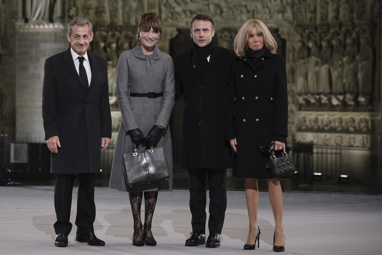   Η Κάρλα Μπρούνι και ο Σαρκοζί με τους Μακρόν στην Παναγία των Παρισίων/AP Images 