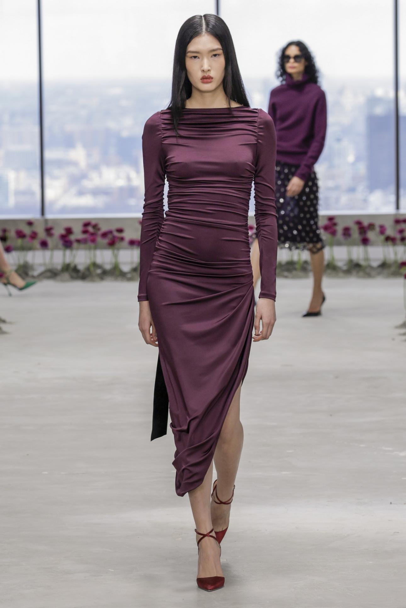 Ντραπέ, ασύμμετρο φόρεμα από την Carolina Herrera/Φωτογραφία: Getty Images
